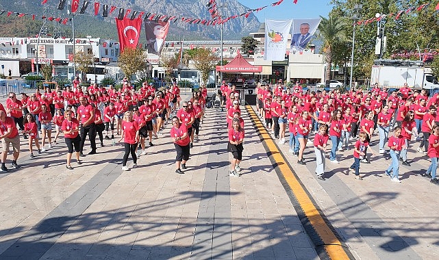 Başkan Topaloğlu’ndan 430 dansçı karşısında zeybek