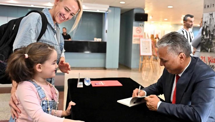 Başkan Uysal’dan yeni kitabına imza günü