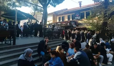 Bursa’da tahinli pide kuyruğu! Yemek için dakikalarca bekliyorlar