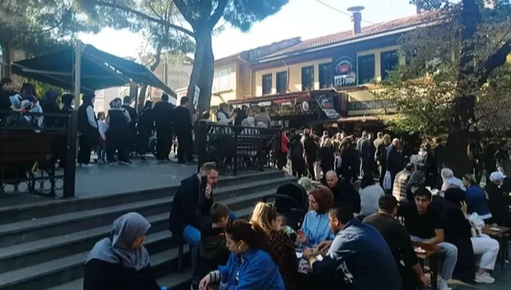 Bursa’da tahinli pide kuyruğu! Yemek için dakikalarca bekliyorlar