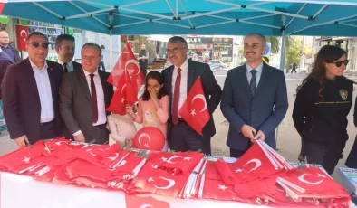 Çiftçi, Çayırovalılara Türk Bayrağı dağıttı