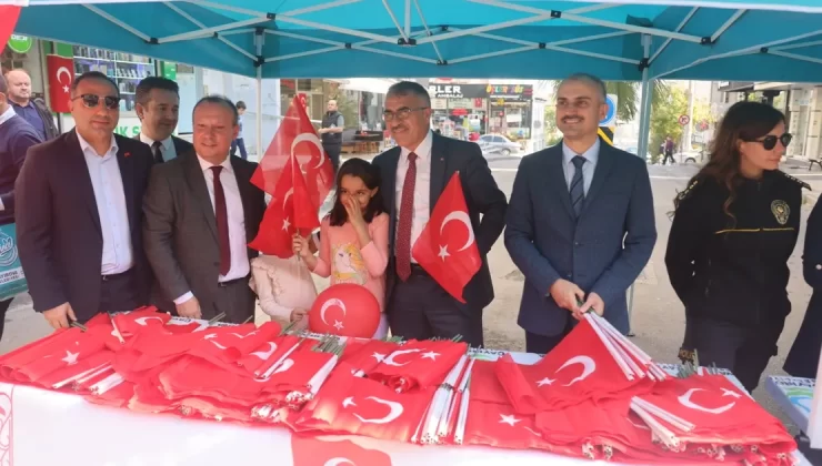 Çiftçi, Çayırovalılara Türk Bayrağı dağıttı