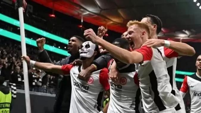 Eintracht Frankfurt 10 kişi kaldı, turu kaptı!