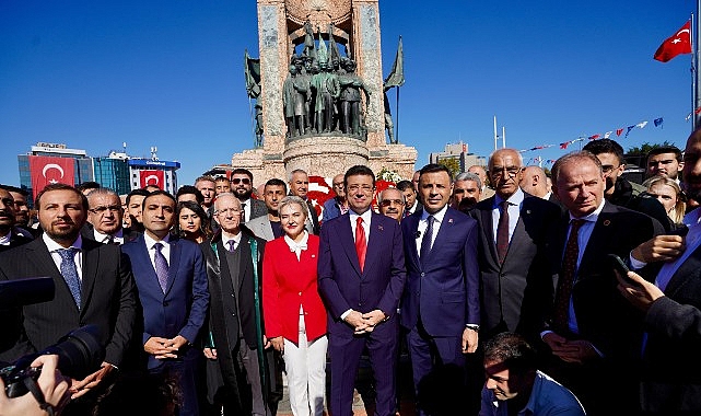 Ekrem İmamoğlu Türkiye Cumhuriyeti’nin 101’inci kuruluş yıldönümü, Taksim Cumhuriyet Anıtı’nda gerçekleştirilen çelenk koyma töreniyle kutlandı