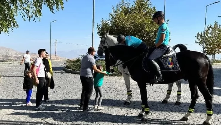 Elazığ’da Atlı Jandarma Timi’ne yoğun ilgi