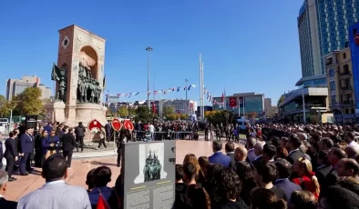 İstanbul Taksim’de 101. yıl çelengi