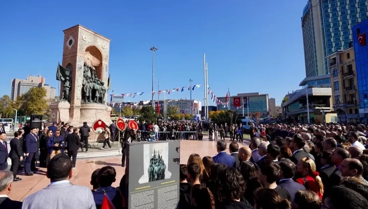 İstanbul Taksim’de 101. yıl çelengi