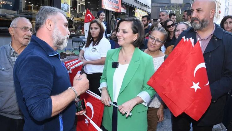 İzmir Karabağlar’dan  Cumhuriyet Korteji’ne bayraklı davet