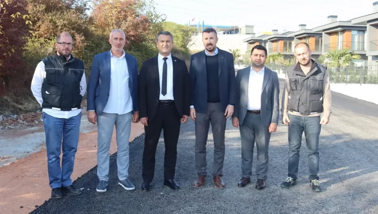 İzmit Belediyesi Kabaoğlu’ndaki sokakları tek tek çamurdan kurtarıyor