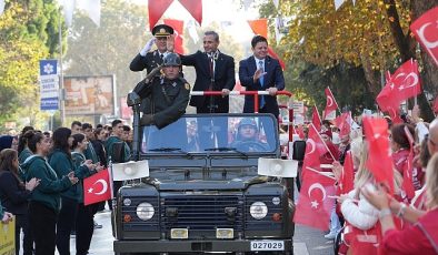 Kadıköy’de Büyük Cumhuriyet Yürüyüşü Öncesi Renkli Görüntüler