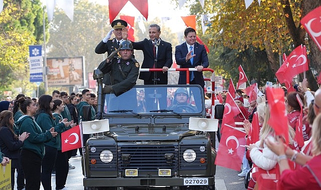 Kadıköy’de Büyük Cumhuriyet Yürüyüşü Öncesi Renkli Görüntüler