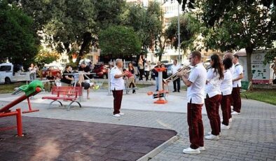 Karşıyaka Belediye Bandosu’ndan coşku dolu sokak konserleri