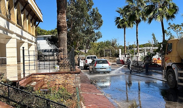 Kemer’de yeşil alanlarda bakım çalışması