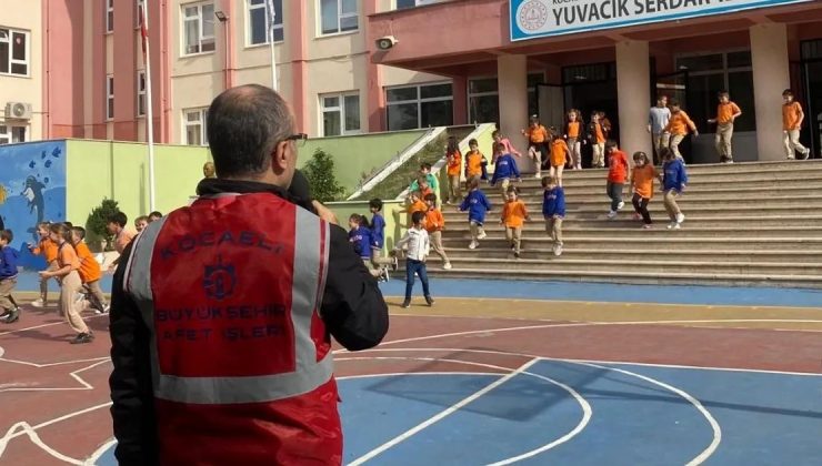 Kocaeli Büyükşehir’den okullarda deprem tatbikatı