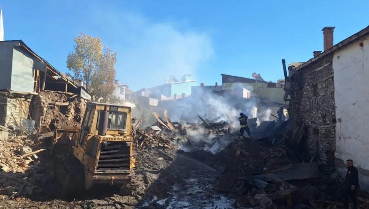 Konya Milletvekili Hakan Özer, Doğanbey’deki yangın bölgesinde