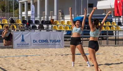 Liseli gençlerden plaj voleybolu ve müzik şöleni