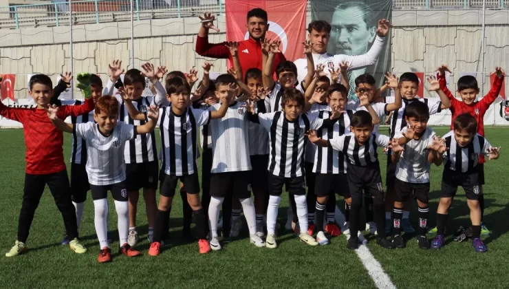 Minik futbolcular İzmit Belediyesi Cumhuriyet Bayramı Futbol Şöleninde doyasıya eğlendi 