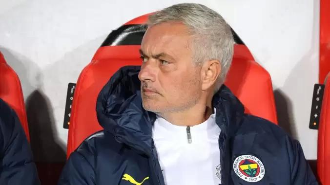 Mourinho futbolcularla toplantı yaptı: “Sahada bir reaksiyon vermemiz gerek”