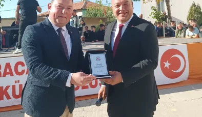 Recep Dural’a Karacaovalılardan teşekkür plaketi