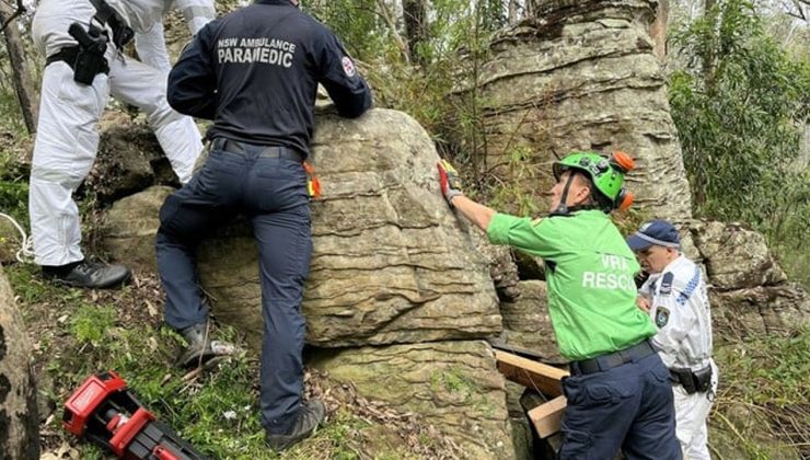 Sadece kayaların arasına düşen telefonunu almak istemişti