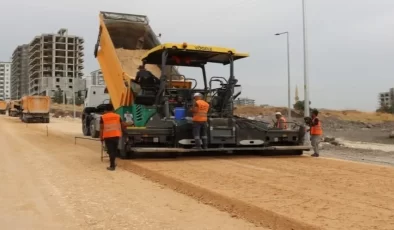 Şanlıurfa Mehmetçik Mahallesinde yeni açılan yolda asfalt hazırlığı yapılıyor