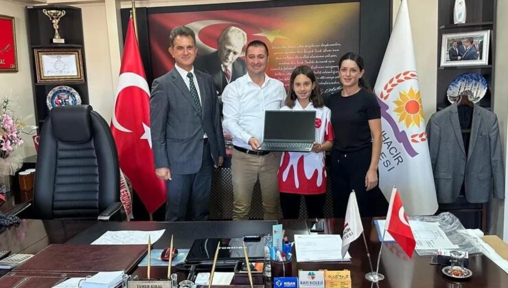 Tamer Kıral Türkiye 2.si olan Eslin Göktepeli’ye laptop hediye etti