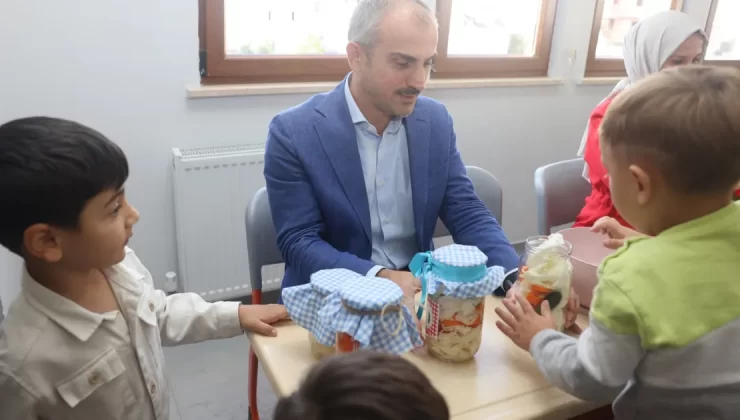 Turşuları Çayırovalı minikler kurdu