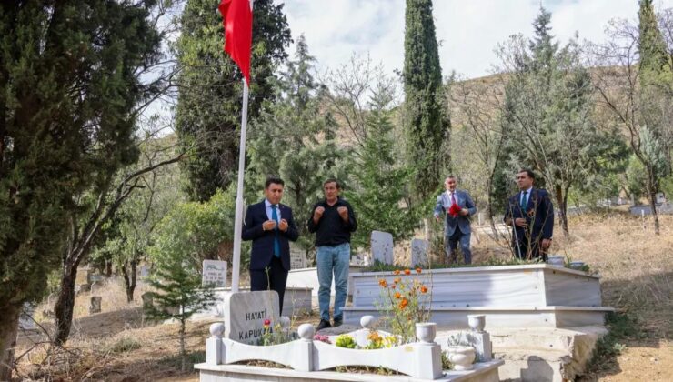 Vali Aygöl Şehit öğretmen Hayati Kapukaya’yı mezarı başında dualarla andı